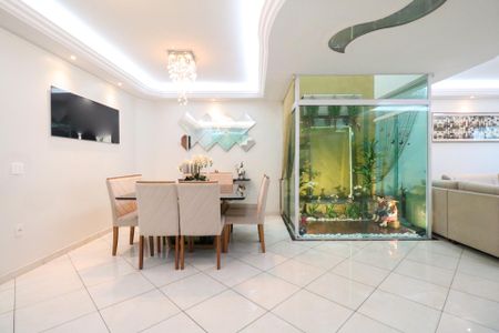 Casa à venda com 382m², 3 quartos e 8 vagas Casa à venda com 382m², 3 quartos e 8 vagasSala de Jantar