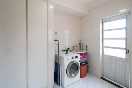 Casa à venda com 382m², 3 quartos e 8 vagas Casa à venda com 382m², 3 quartos e 8 vagasÁrea de Serviço