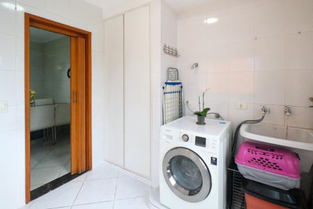 Casa à venda com 382m², 3 quartos e 8 vagas Casa à venda com 382m², 3 quartos e 8 vagasÁrea de Serviço