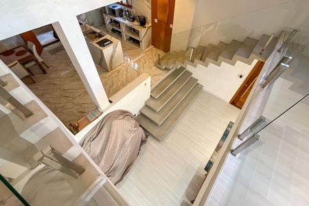 Casa à venda com 270m², 5 quartos e 3 vagas Casa à venda com 270m², 5 quartos e 3 vagasEscada