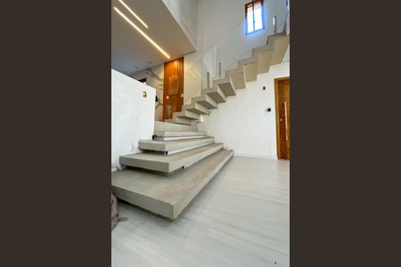 Casa à venda com 270m², 5 quartos e 3 vagas Casa à venda com 270m², 5 quartos e 3 vagasEscada