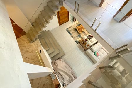 Casa à venda com 270m², 5 quartos e 3 vagas Casa à venda com 270m², 5 quartos e 3 vagasEscada