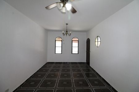 Casa para alugar com 250m², 3 quartos e 2 vagasSala