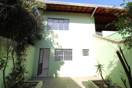 Casa para alugar com 250m², 3 quartos e 2 vagasEdícula Fachada