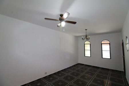 Casa para alugar com 250m², 3 quartos e 2 vagasSala