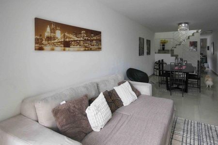 Casa de condomínio à venda com 164m², 3 quartos e 3 vagas Casa de condomínio à venda com 164m², 3 quartos e 3 vagasSala