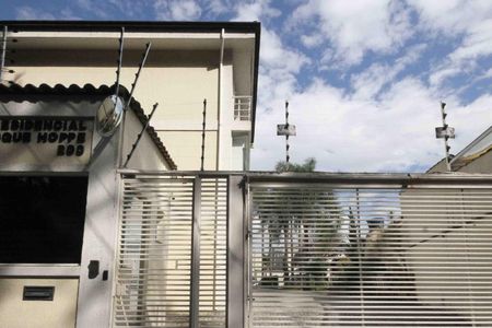 Casa de condomínio à venda com 164m², 3 quartos e 3 vagas Casa de condomínio à venda com 164m², 3 quartos e 3 vagasFachada