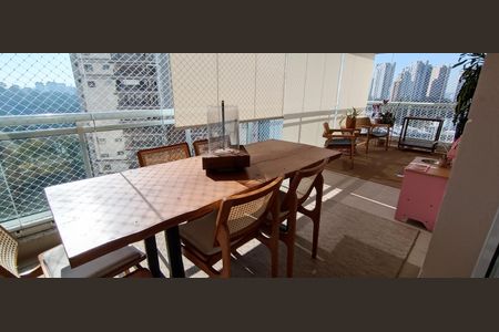 Apartamento à venda com 200m², 4 quartos e 3 vagas Apartamento à venda com 200m², 4 quartos e 3 vagasVaranda da Sala