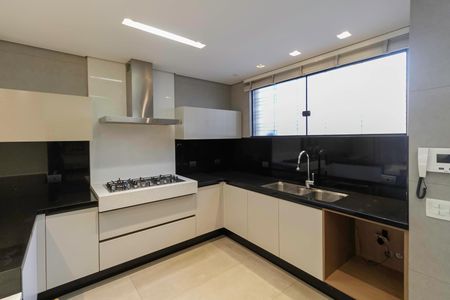 Casa à venda com 1000m², 4 quartos e 11 vagas Casa à venda com 1000m², 4 quartos e 11 vagasCozinha