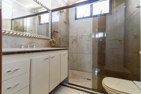 Casa à venda com 1000m², 4 quartos e 11 vagas Casa à venda com 1000m², 4 quartos e 11 vagasBanheiro da suíte 4