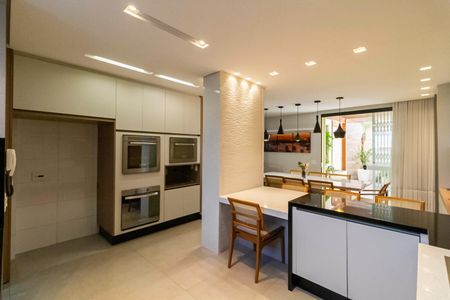 Casa à venda com 1000m², 4 quartos e 11 vagas Casa à venda com 1000m², 4 quartos e 11 vagasCozinha