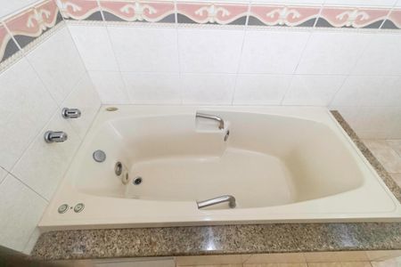 Casa à venda com 1000m², 4 quartos e 11 vagas Casa à venda com 1000m², 4 quartos e 11 vagasBanheiro da suíte 1