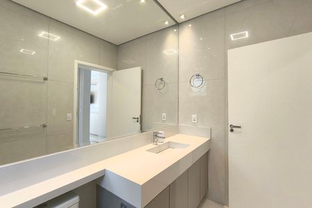 Casa de condomínio à venda com 490m², 3 quartos e 4 vagas Casa de condomínio à venda com 490m², 3 quartos e 4 vagasBanheiro da Suíte 1