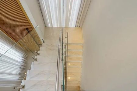 Casa de condomínio à venda com 242m², 3 quartos e 4 vagasEscada