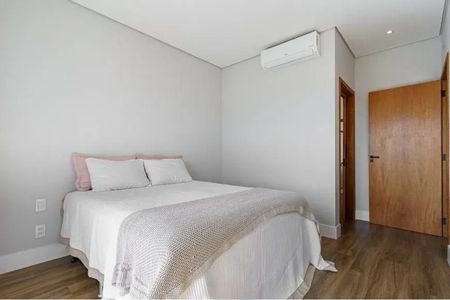 Casa de condomínio à venda com 242m², 3 quartos e 4 vagasSuíte 1