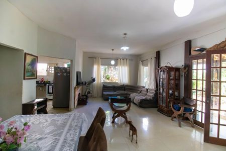 Casa à venda com 897m², 3 quartos e 8 vagasSala