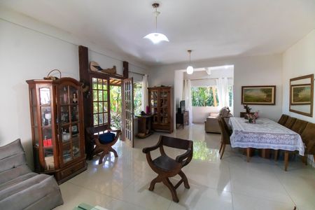 Casa à venda com 897m², 3 quartos e 8 vagasSala