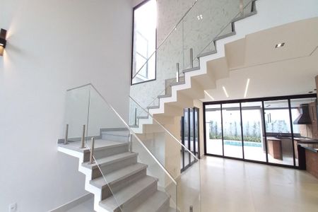 Casa de condomínio à venda com 305m², 4 quartos e 4 vagasEscada