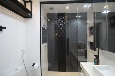 Apartamento à venda com 77m², 2 quartos e 1 vagaBanheiro da suíte 1