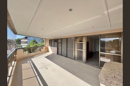 Apartamento à venda com 117m², 3 quartos e 2 vagas Apartamento à venda com 117m², 3 quartos e 2 vagasVaranda