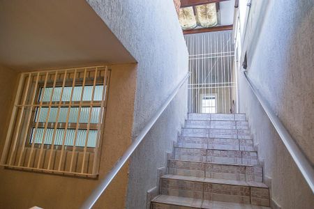 Casa à venda com 225m², 2 quartos e 2 vagasEscada