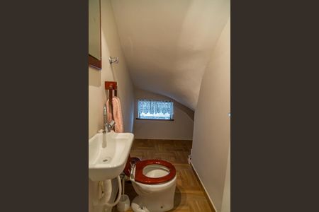 Casa à venda com 225m², 2 quartos e 2 vagasLavabo