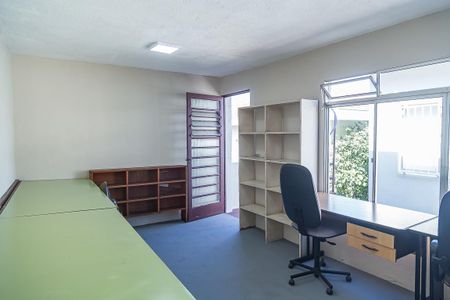 Casa à venda com 225m², 2 quartos e 2 vagasEscritório