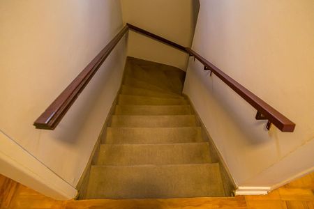 Casa à venda com 225m², 2 quartos e 2 vagasCorredor - Escada