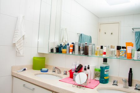 Apartamento à venda com 223m², 4 quartos e 4 vagasBanheiro da Suíte 1