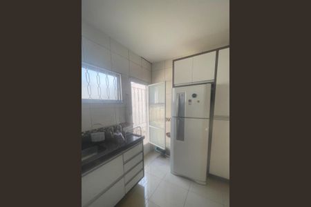 Casa à venda com 177m², 4 quartos e 2 vagas Casa à venda com 177m², 4 quartos e 2 vagasFoto 01