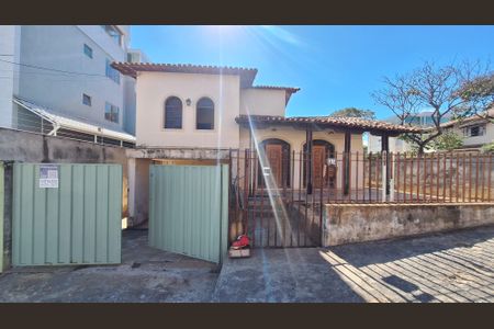 Casa à venda com 157m², 4 quartos e 4 vagasFachada