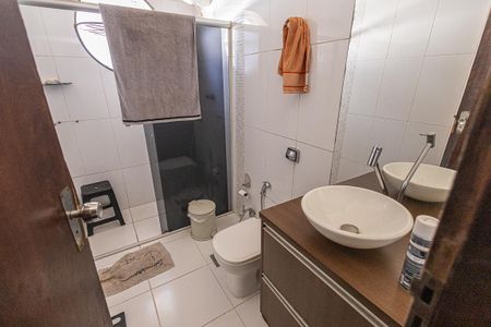 Casa à venda com 157m², 4 quartos e 4 vagasBanheiro Social