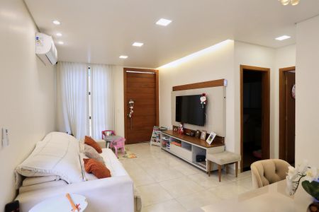 Casa à venda com 190m², 3 quartos e 2 vagasSala