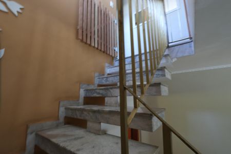 Casa à venda com 170m², 4 quartos e 2 vagasEscadas