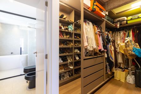 Apartamento à venda com 290m², 3 quartos e 2 vagas Apartamento à venda com 290m², 3 quartos e 2 vagasCloset da suíte