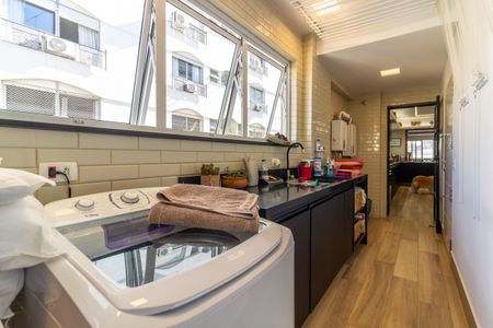 Apartamento à venda com 290m², 3 quartos e 2 vagas Apartamento à venda com 290m², 3 quartos e 2 vagasÁrea de Serviço