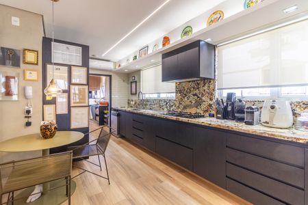 Apartamento à venda com 290m², 3 quartos e 2 vagas Apartamento à venda com 290m², 3 quartos e 2 vagasCozinha