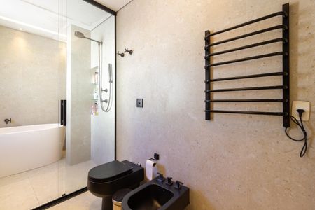 Apartamento à venda com 290m², 3 quartos e 2 vagas Apartamento à venda com 290m², 3 quartos e 2 vagasBanheiro da Suíte