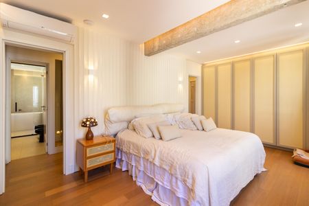 Apartamento à venda com 290m², 3 quartos e 2 vagas Apartamento à venda com 290m², 3 quartos e 2 vagasSuíte