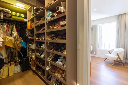 Apartamento à venda com 290m², 3 quartos e 2 vagas Apartamento à venda com 290m², 3 quartos e 2 vagasCloset da suíte