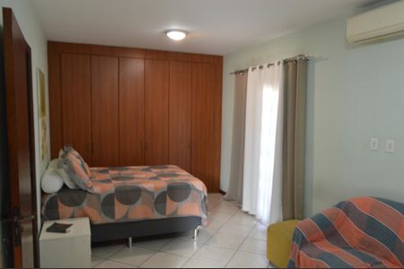 Casa à venda com 350m², 3 quartos e 5 vagas Casa à venda com 350m², 3 quartos e 5 vagasSuíte