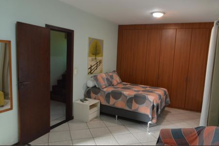 Casa à venda com 350m², 3 quartos e 5 vagas Casa à venda com 350m², 3 quartos e 5 vagasSuíte