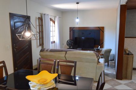 Casa à venda com 350m², 3 quartos e 5 vagas Casa à venda com 350m², 3 quartos e 5 vagasSala