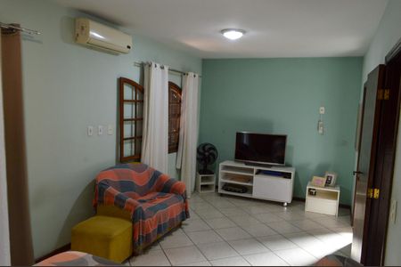 Casa à venda com 350m², 3 quartos e 5 vagas Casa à venda com 350m², 3 quartos e 5 vagasSuíte