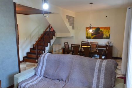 Casa à venda com 350m², 3 quartos e 5 vagas Casa à venda com 350m², 3 quartos e 5 vagasSala