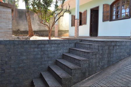 Casa à venda com 350m², 3 quartos e 5 vagas Casa à venda com 350m², 3 quartos e 5 vagasEntrada