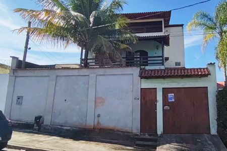 Casa à venda com 350m², 3 quartos e 5 vagas Casa à venda com 350m², 3 quartos e 5 vagasFachada