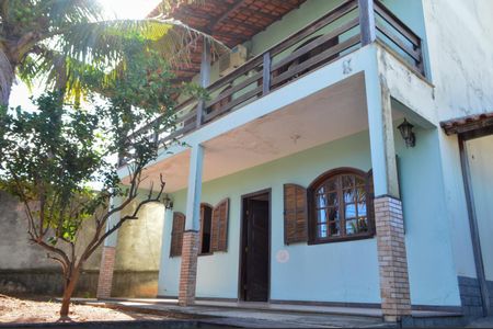 Casa à venda com 350m², 3 quartos e 5 vagas Casa à venda com 350m², 3 quartos e 5 vagasFachada
