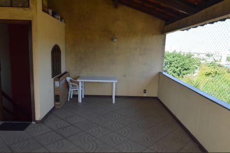 Casa à venda com 350m², 3 quartos e 5 vagas Casa à venda com 350m², 3 quartos e 5 vagasTerraço