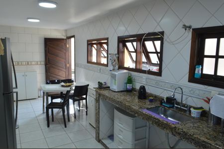 Casa à venda com 350m², 3 quartos e 5 vagas Casa à venda com 350m², 3 quartos e 5 vagasCozinha